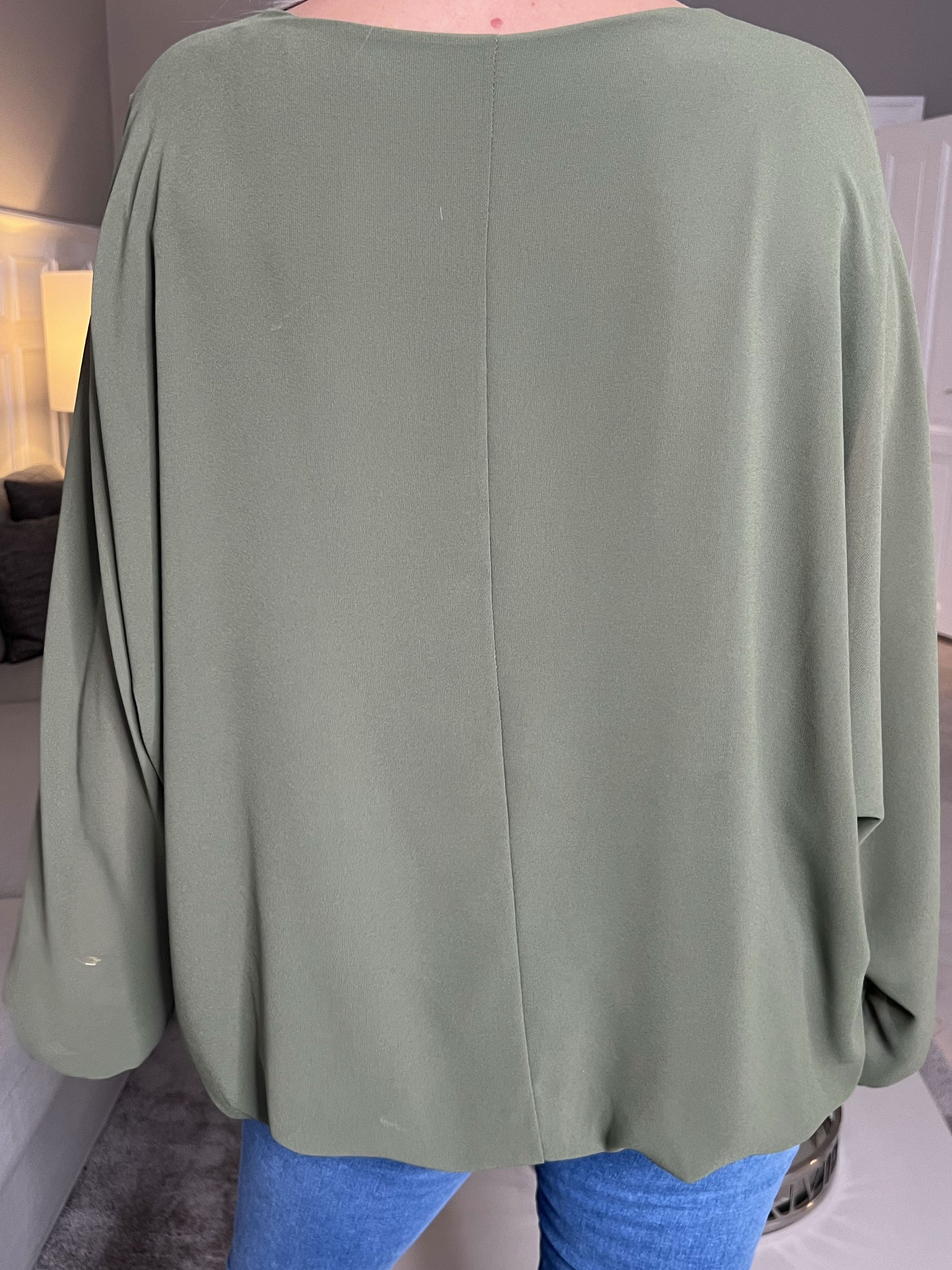 Destiny Plain - Blus i chiffong med fladdermusärmar